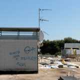 Sulla copertura spunta anche una torretta imbrattata da una scritta celeste che recita: "Questa � una zona pericolosa", con accanto i disegni stilizzati di un alieno e un disco volante